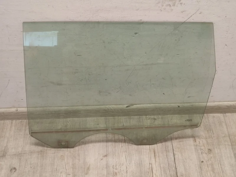 Стекло двери VW Touareg 2003-2010 7L