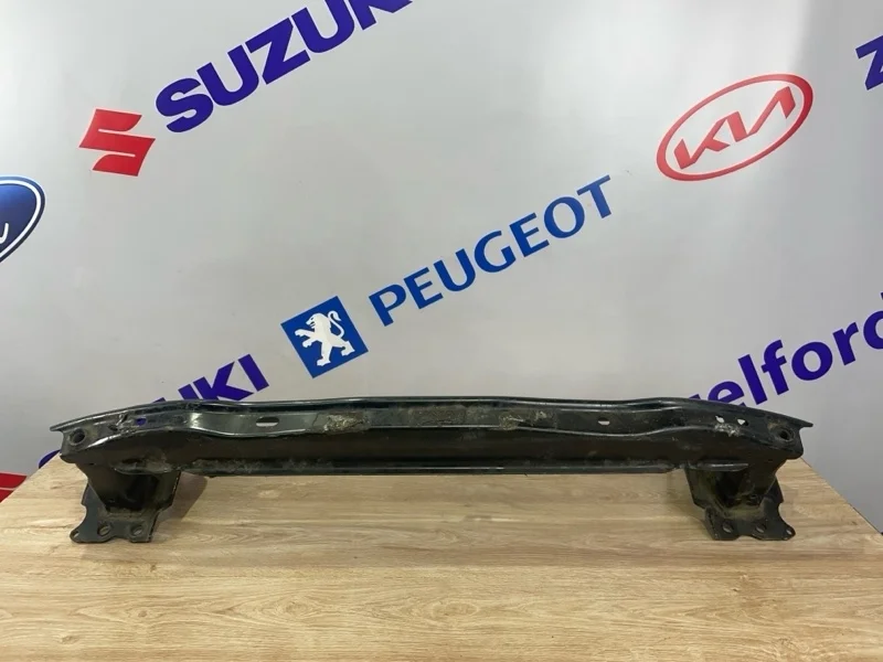 Усилитель бампера Volkswagen Touareg 2008