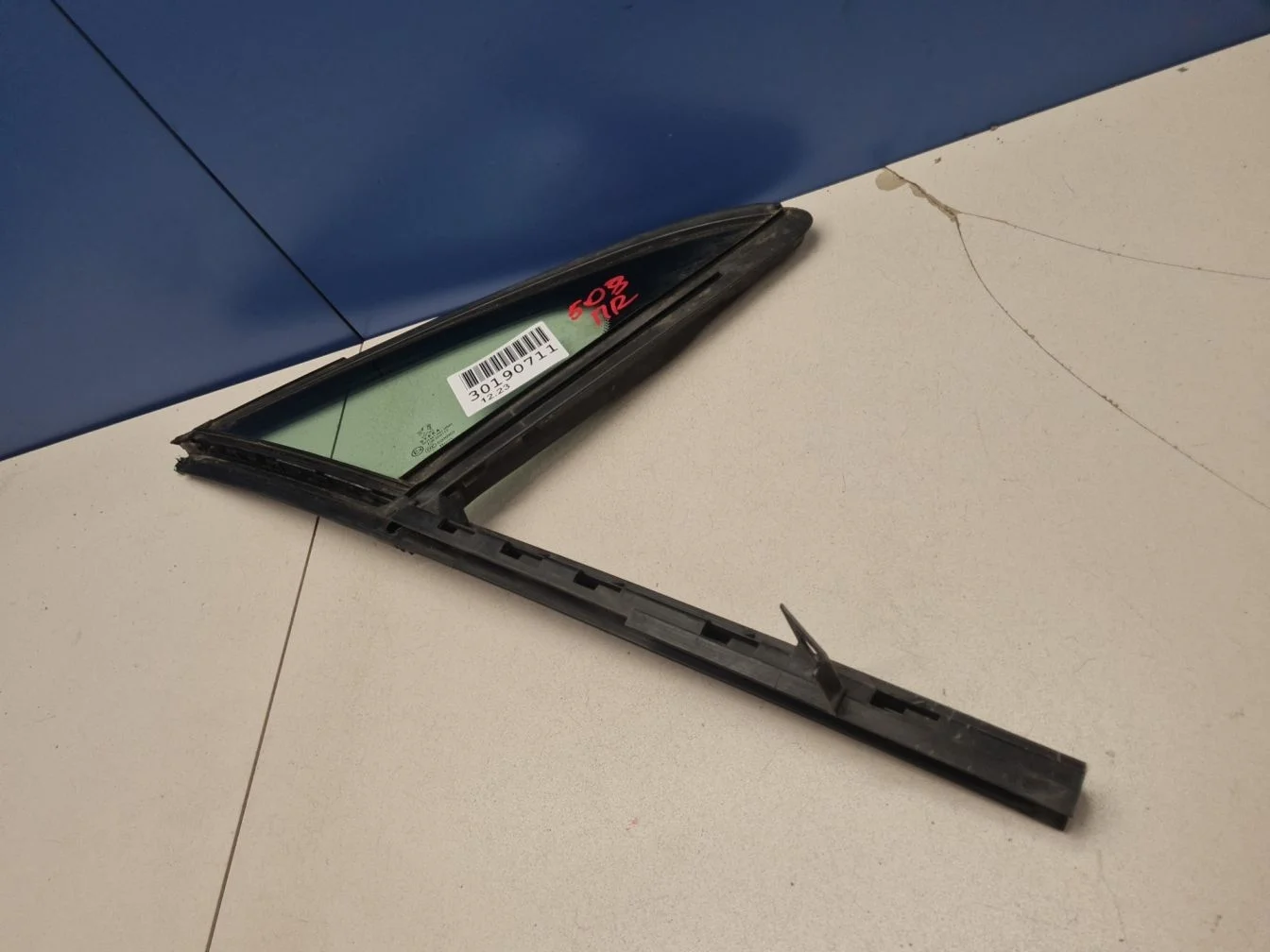 Стекло двери передней правой для Peugeot 508 2010-2018