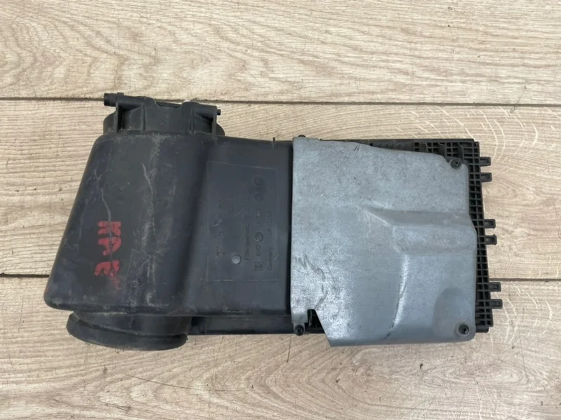 Верхняя часть воздушного фильтра VW Touareg 2003-2010 7L