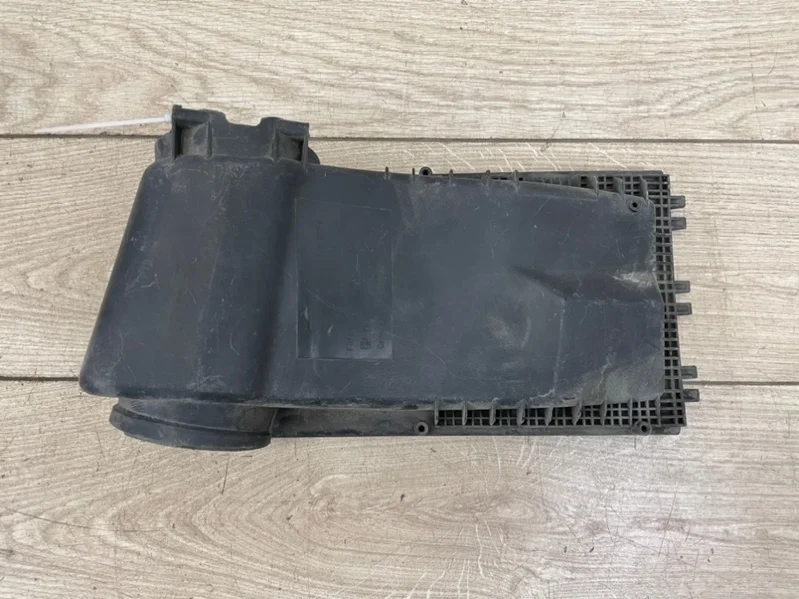 Верхняя часть воздушного фильтра VW Touareg 2003-2010 7L