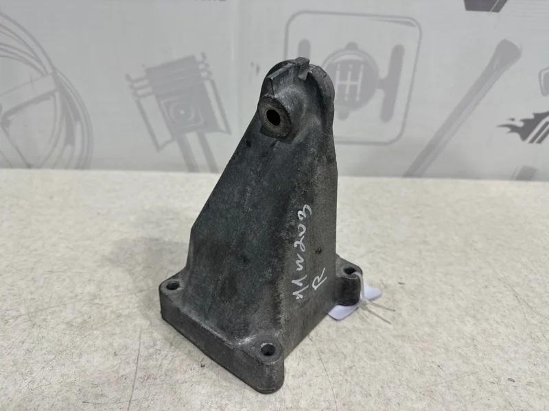 Кронштейн двигателя правый Mercedes-benz 2006 W203