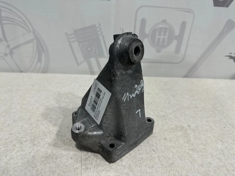 Кронштейн двигателя левый Mercedes-benz 2006 W203