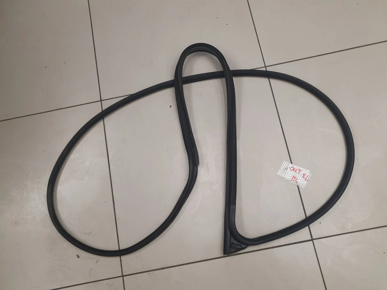 Уплотнитель двери передней левой для Mitsubishi Outlander CW XL 2006-2012