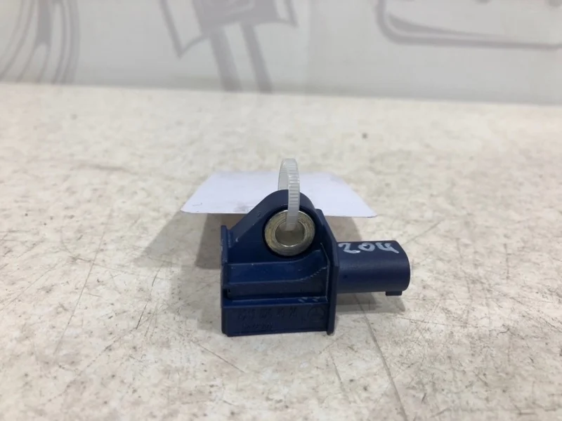 Датчик удара Mercedes-benz 2010 W204