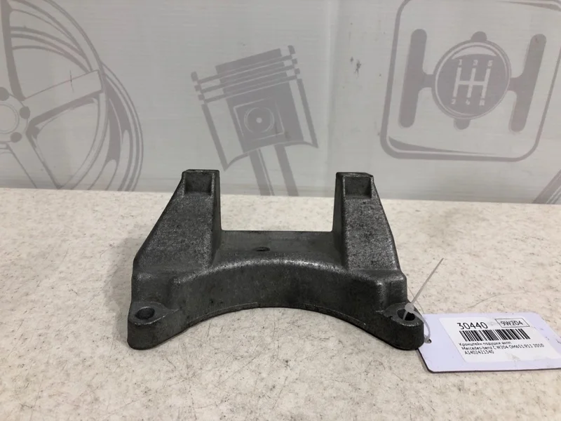 Кронштейн подушки акпп Mercedes-benz 2010 W204