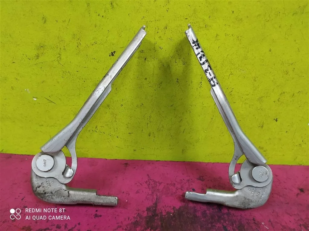 Петля капота левая правая компл Audi A3 2004-2008