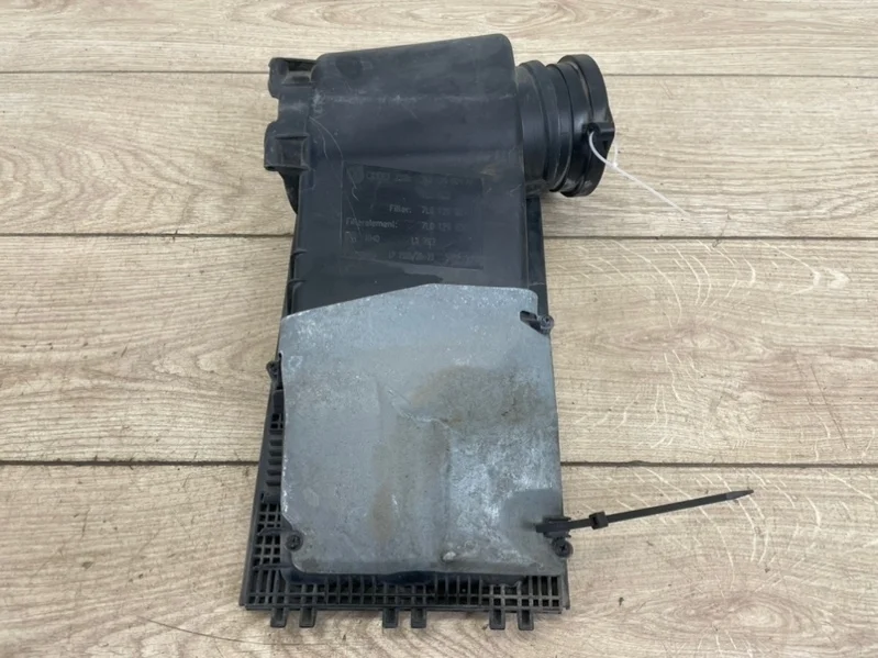 Верхняя часть воздушного фильтра VW Touareg 2003-2010 7L