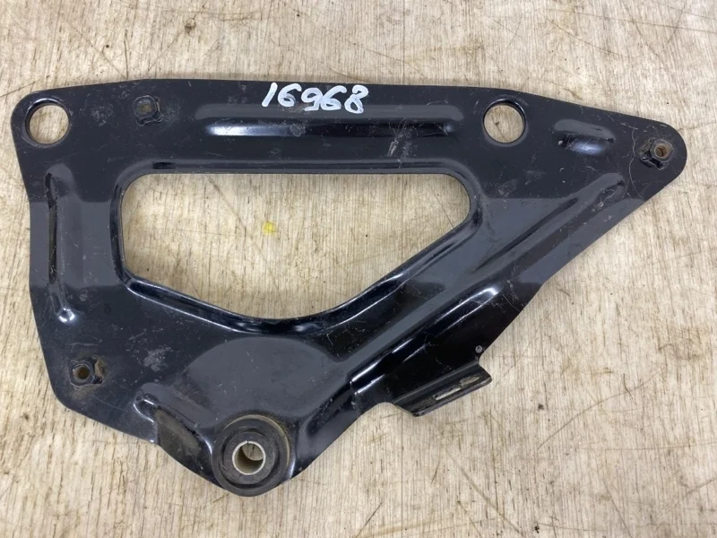 Кронштейн Mitsubishi Pajero 4 2006- MR404742 V87W 4M41