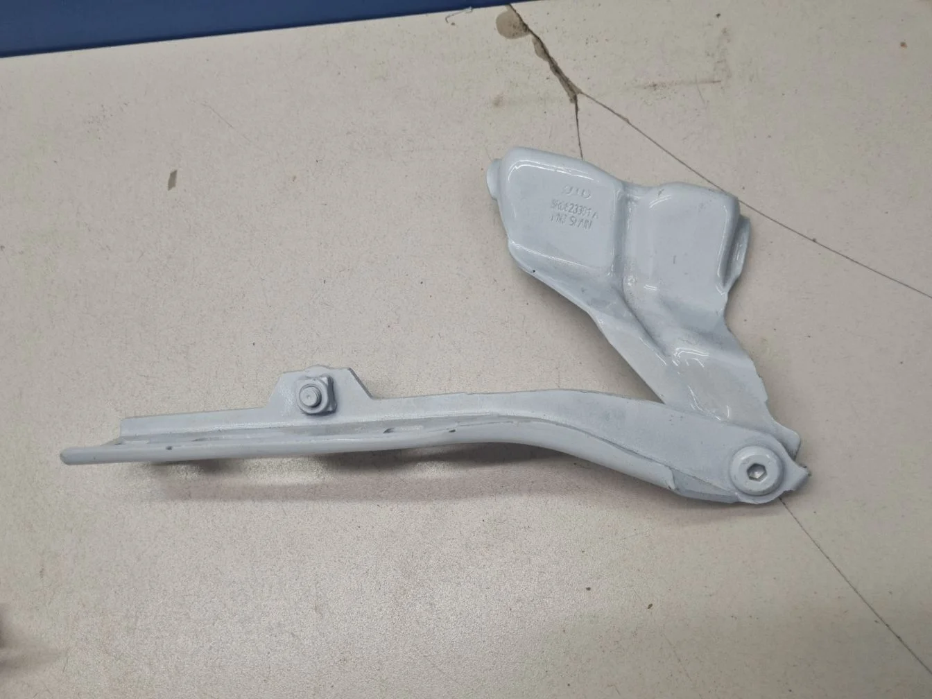 Петля капота левая для Audi Q5 8R 2008-2017