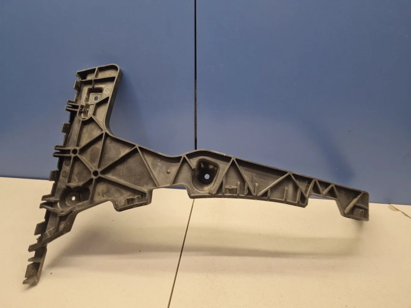 Направляющая заднего бампера левая для Audi Q5 8R 2008-2017