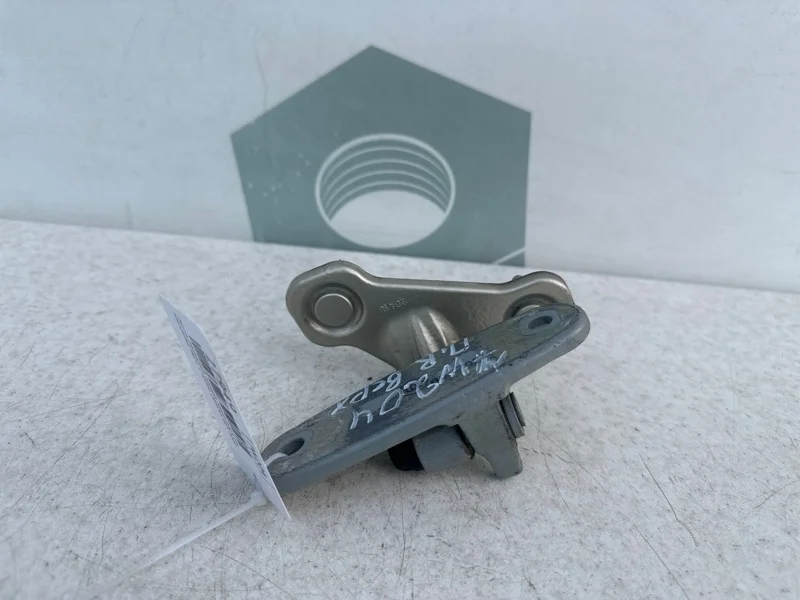 Петля передней правой двери верхняя Mercedes-benz 2010 W204