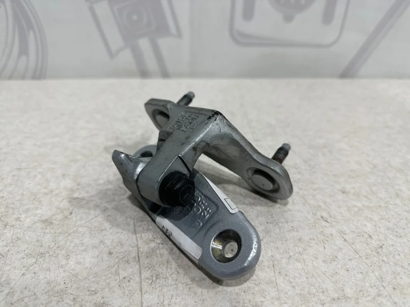 Петля передней правой двери верхняя Mercedes-benz 2010 W204