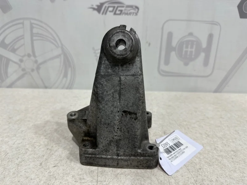 Кронштейн двигателя левый Mercedes-benz 2004 W203