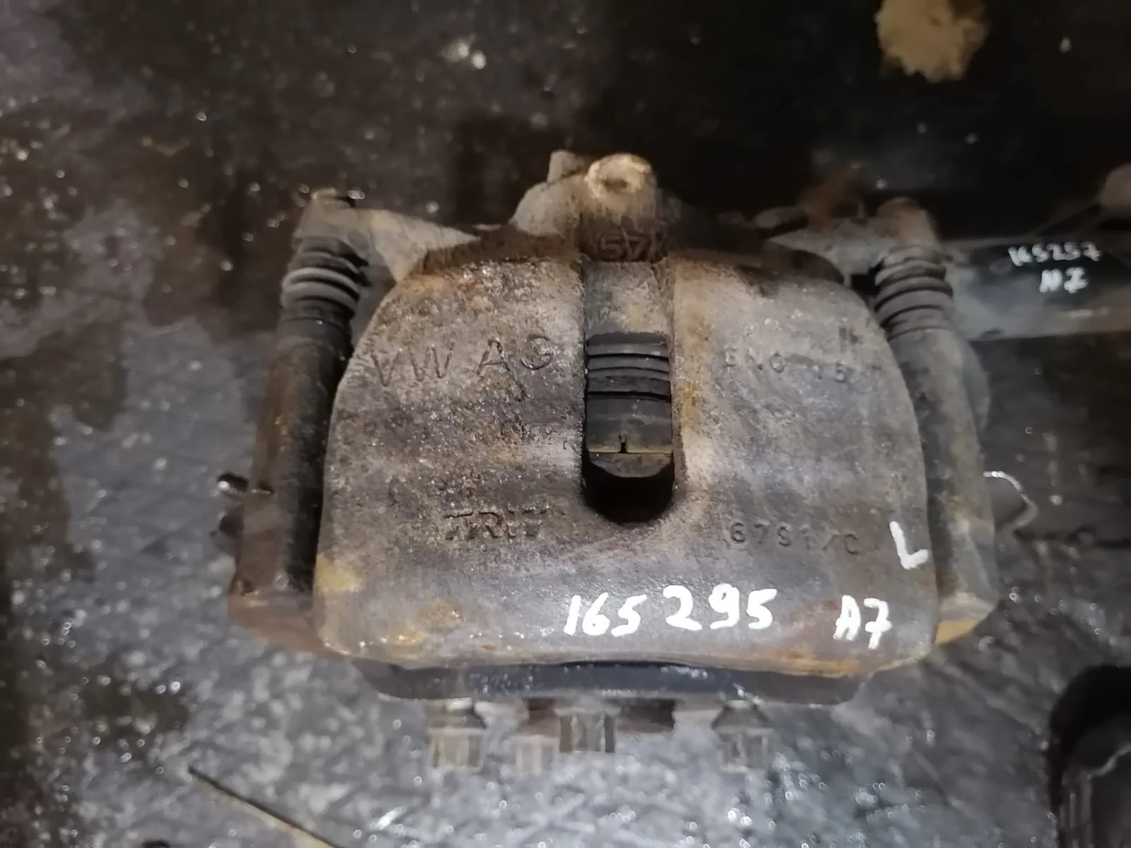 Суппорт тормозной AUDI A3, SKODA OCTAVIA A7, VOLKSWAGEN GOLF 7 2013- передний левый б/у A3(2013-;OCTAVIA A7(2013-;GOLF 7(2013-