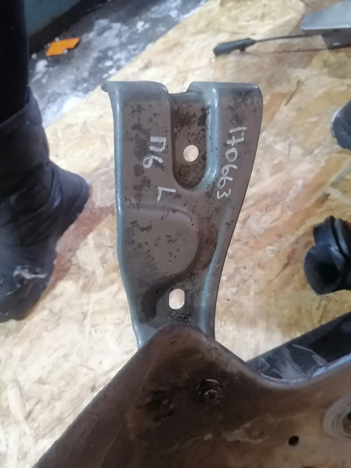 Кронштейн крепления крыла VOLKSWAGEN PASSAT B6 2005- левый серый б/у PASSAT B6(2005-2010)