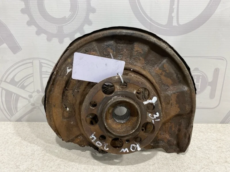 Кулак задний левый Mercedes-benz 2011 W204