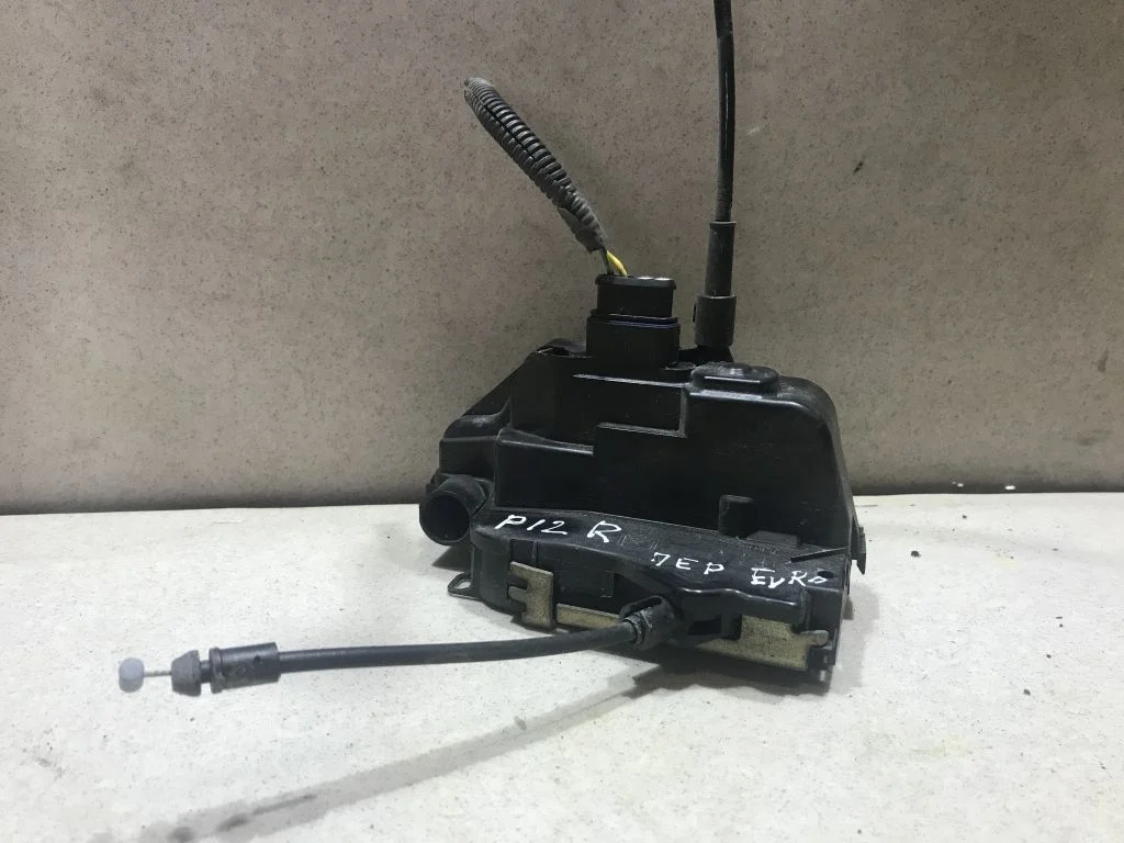 Замок передний правый Nissan Primera P12