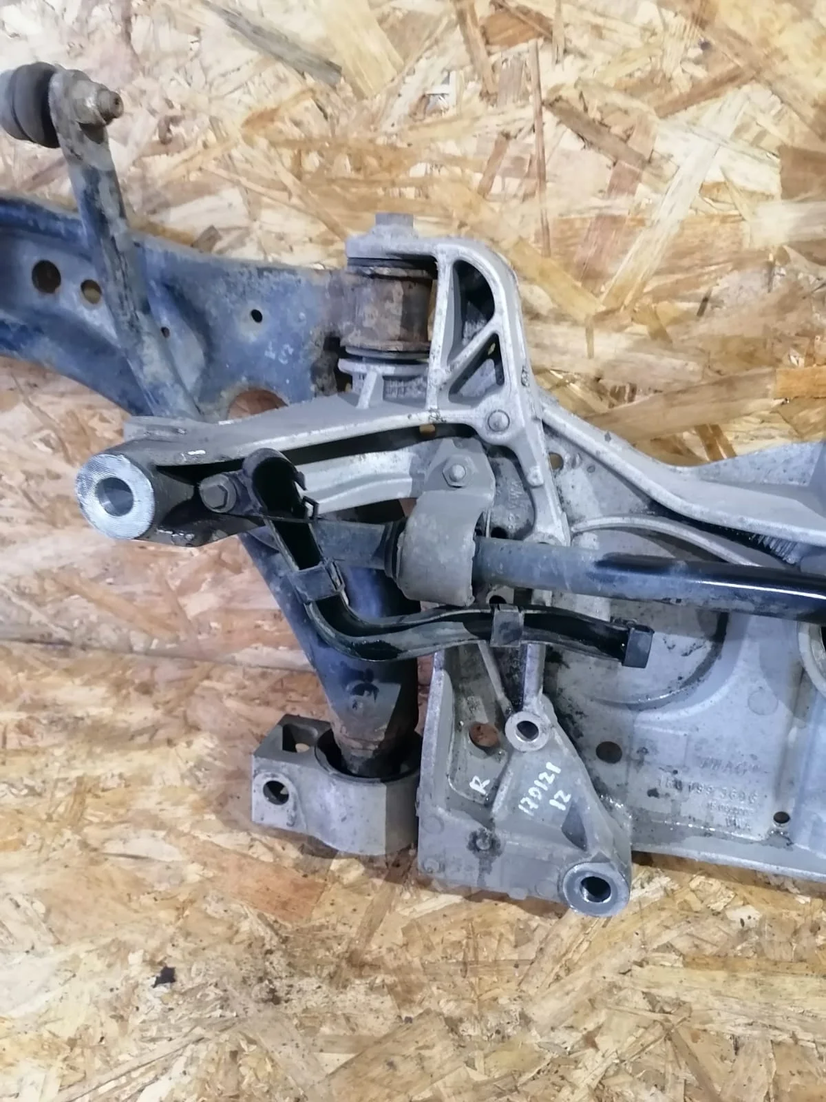 Кронштейн рычага подвески AUDI A3, SKODA OCTAVIA 1Z, VOLKSWAGEN GOLF 5/5+6, JETTA 5, CADDY, TOURAN 2004- правый б/у A3(2004-2013);OCTAVIA 1Z(2004-2012);GOLF 5(2004-2009);GOLF 5+(2005-2014);JETTA 5(2005-2009)