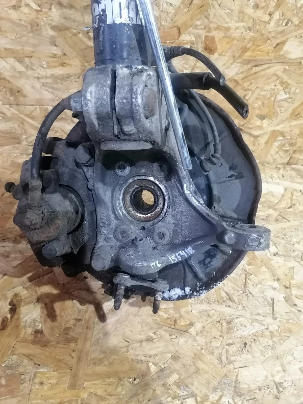 Кулак поворотный AUDI A3, VOLKSWAGEN PASSAT B6/B7/CC 2005- передний левый б/у A3(2004-2013);PASSAT B6(2005-2010);PASSAT B7(2011-2015);PASSAT CC(2009-2012)