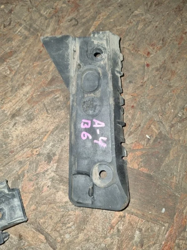 Кронштейн Audi A4 2003 8E5