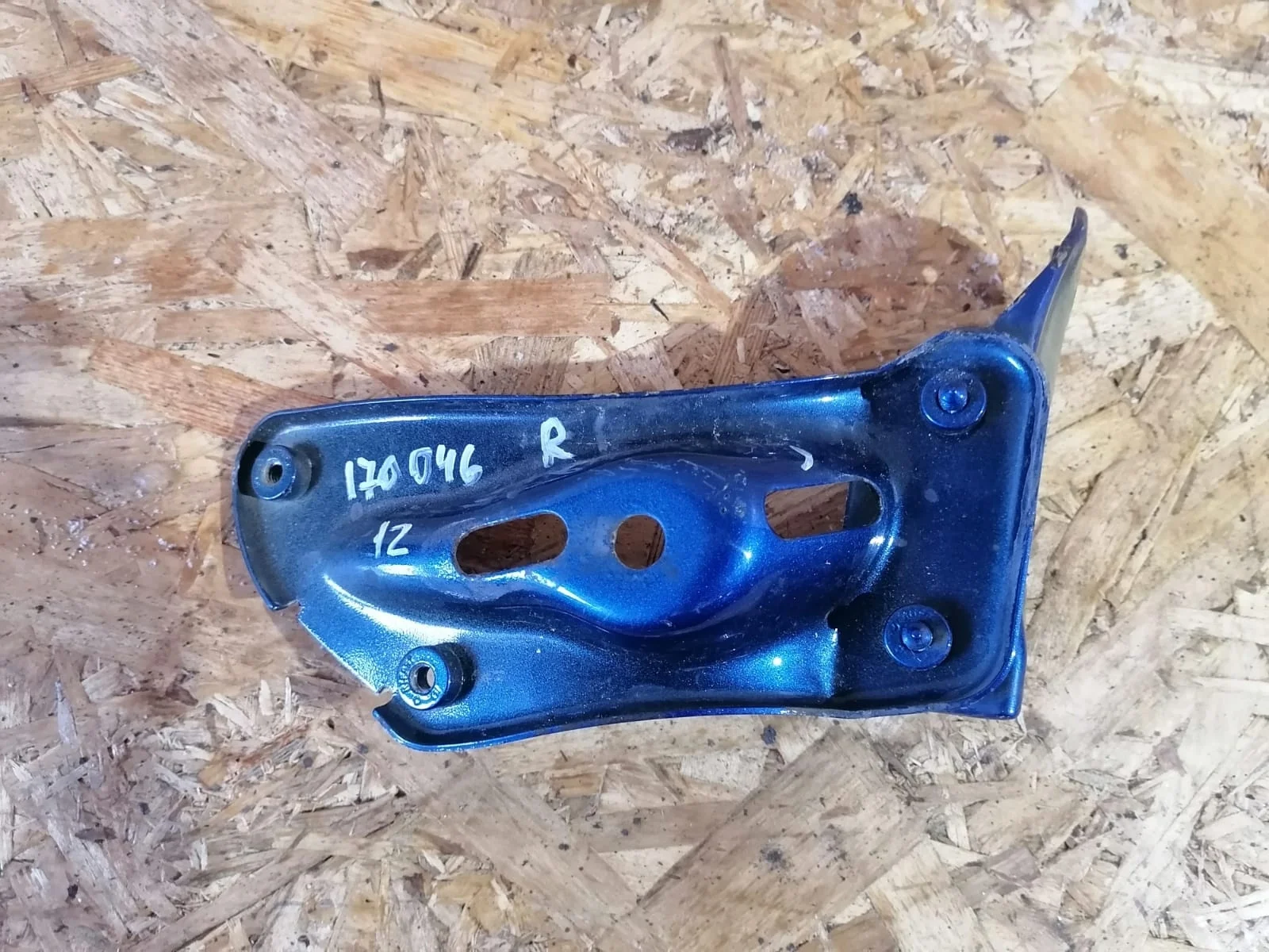 Кронштейн крепления крыла SKODA OCTAVIA 1Z 2004- лонжерон правый синий б/у OCTAVIA 1Z(2004-2012)