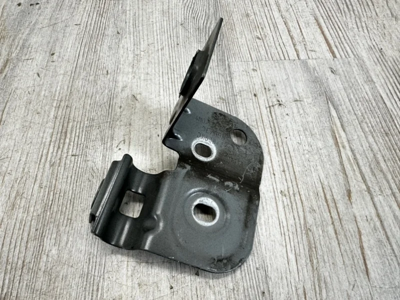 Кронштейн крыла Audi Q7 2015- 4M