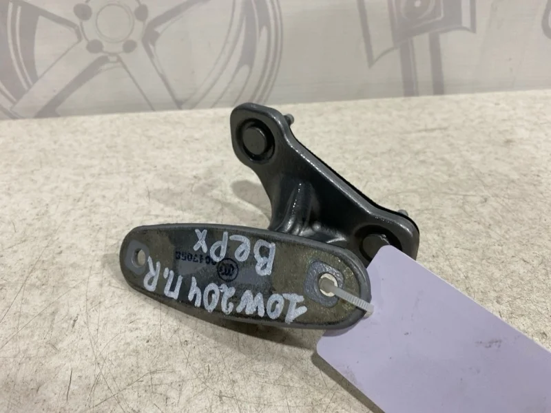 Петля передней правой двери верхняя Mercedes-benz 2011 W204