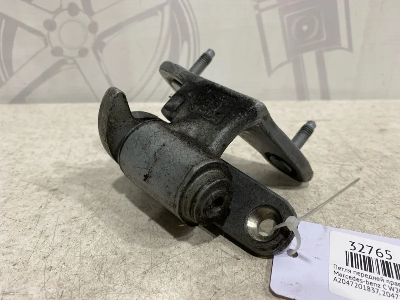 Петля передней правой двери нижняя Mercedes-benz 2011 W204