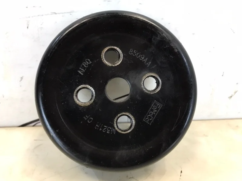шкив помпы Ford Focus 2010 CB4 SHDA 1.6L Duratec