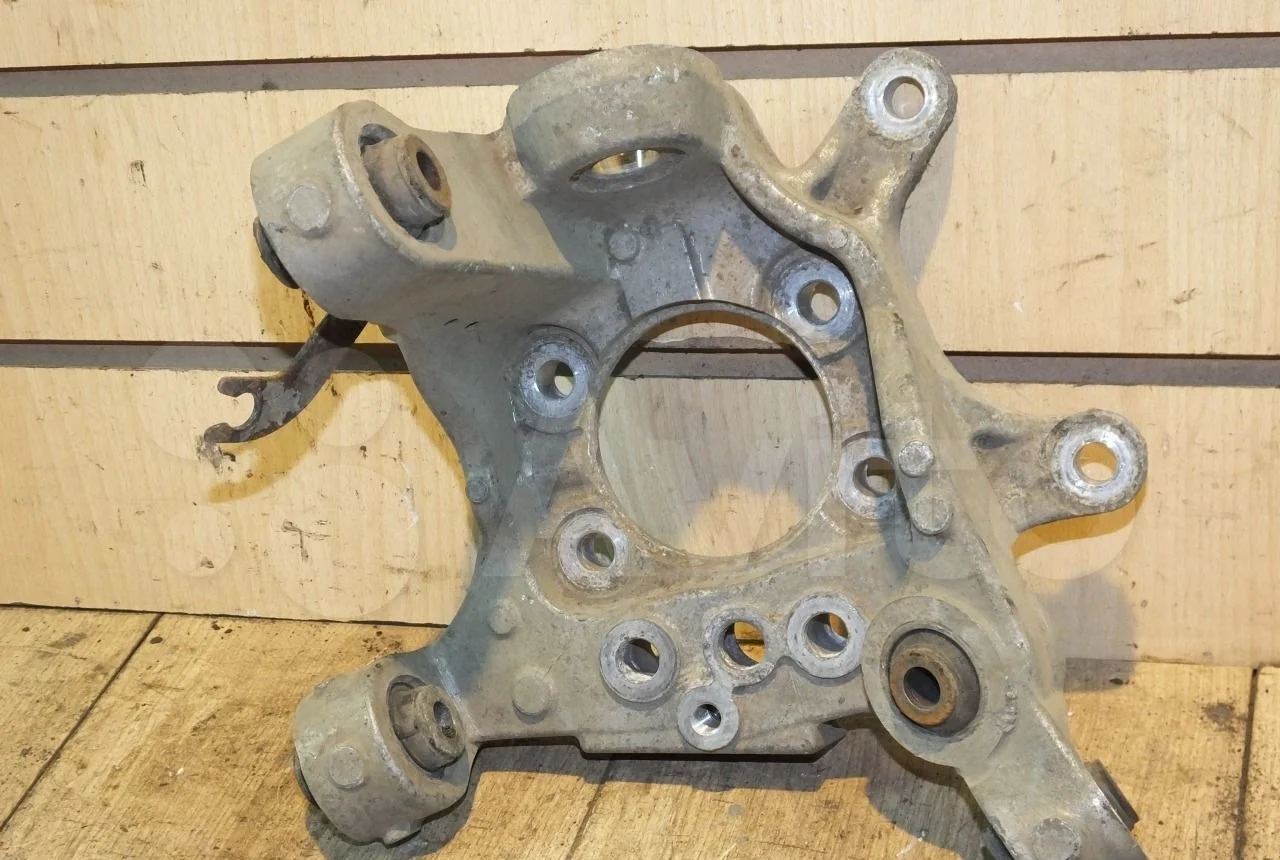 Кулак поворотный задний левый Nissan Teana J32