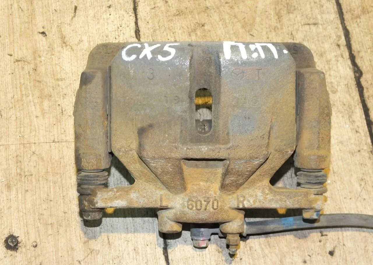 Суппорт передний правый Mazda CX-5 2011-2017г