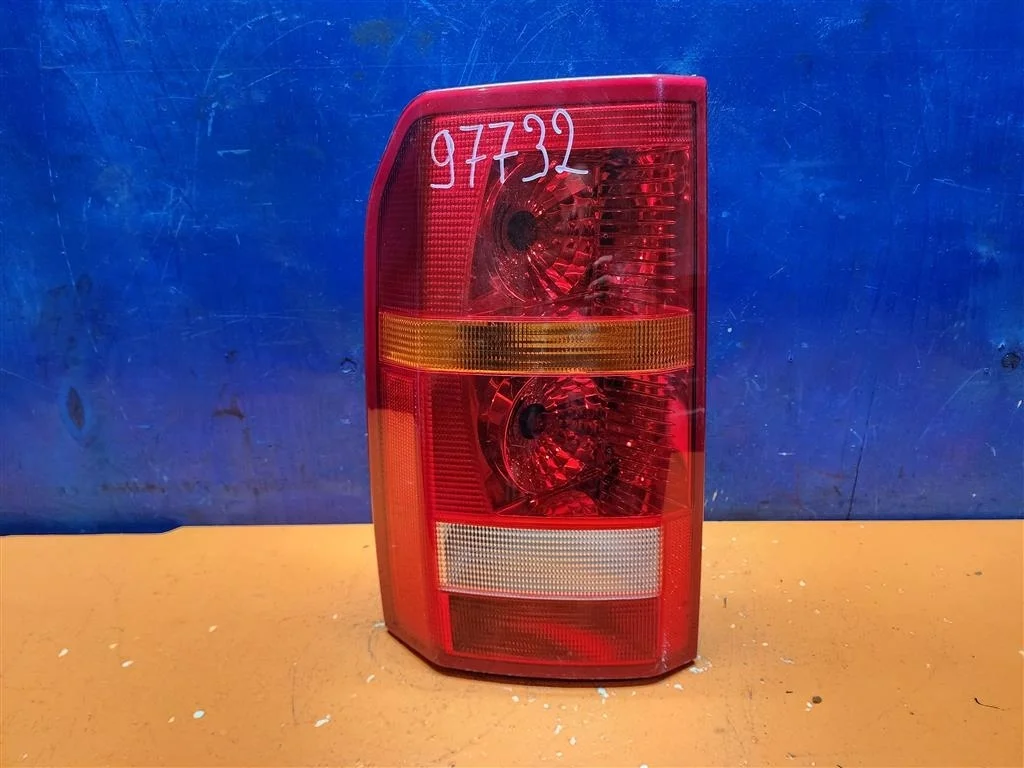 Фонарь левый LR Discovery 3 2004-2009 XFB000573