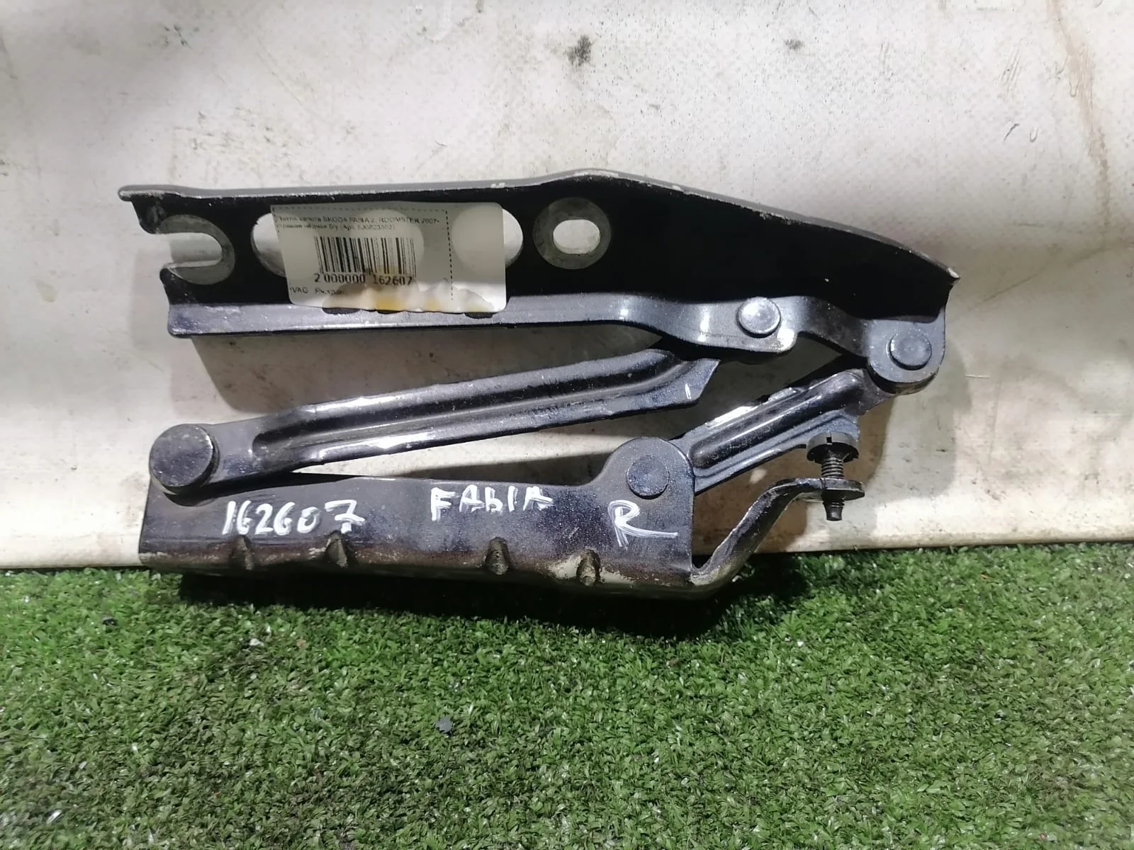 Петля капота SKODA FABIA 2, ROOMSTER 2007- правая чёрная б/у FABIA 2(2007-2015);ROOMSTER(2007-2015)