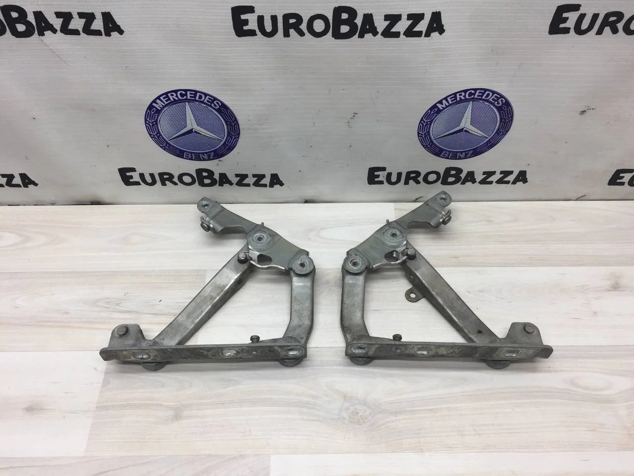 Петля капота Mercedes W219