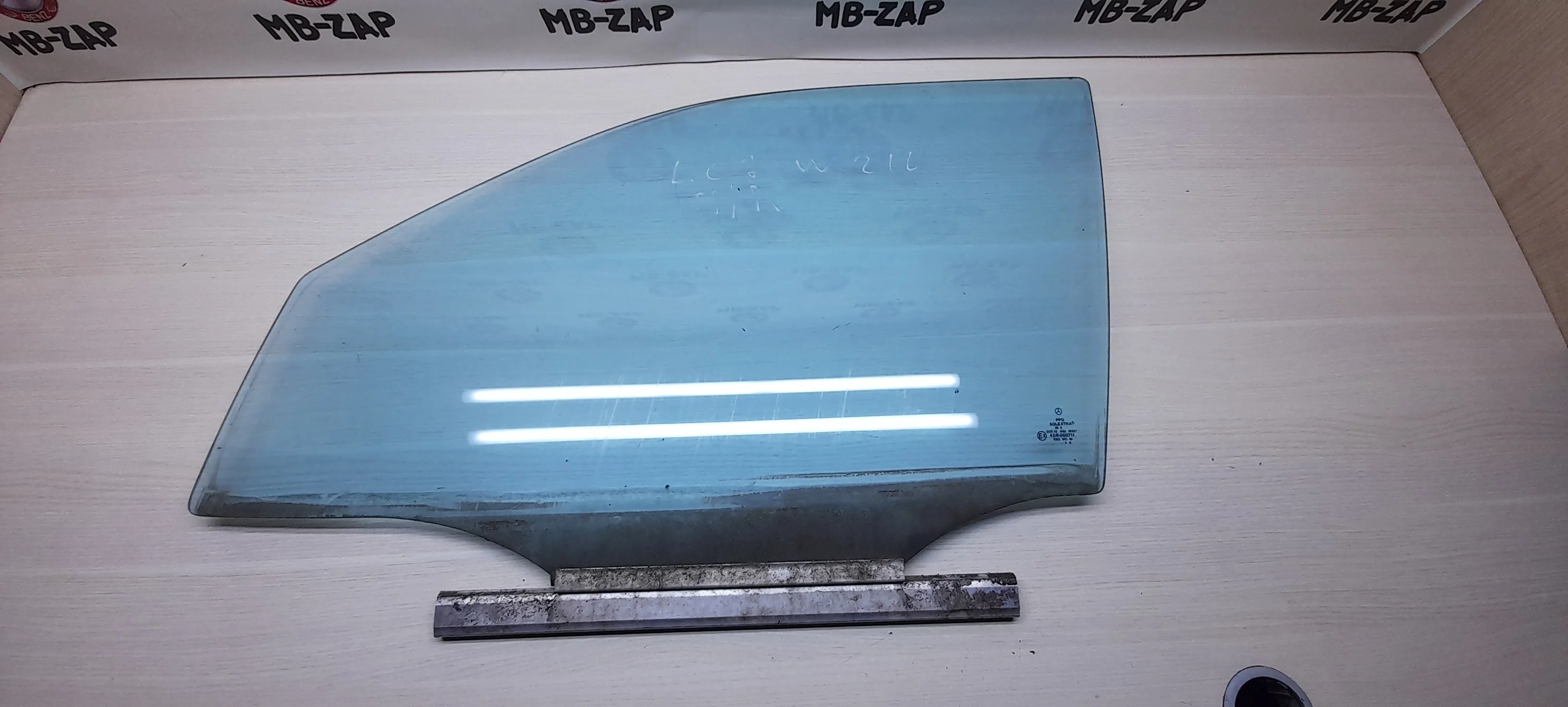 Стекло двери передней левой Mercedes W210