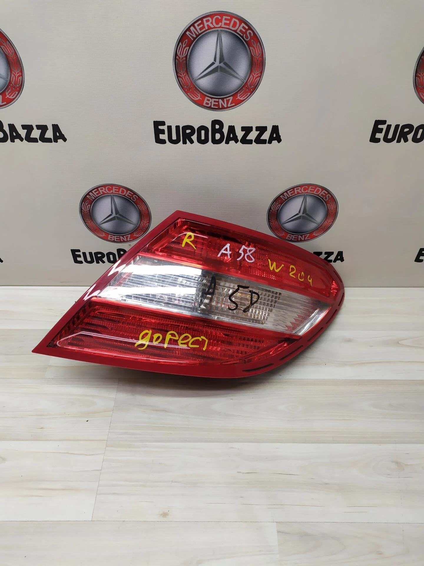 Фонарь задний правый Mercedes W204