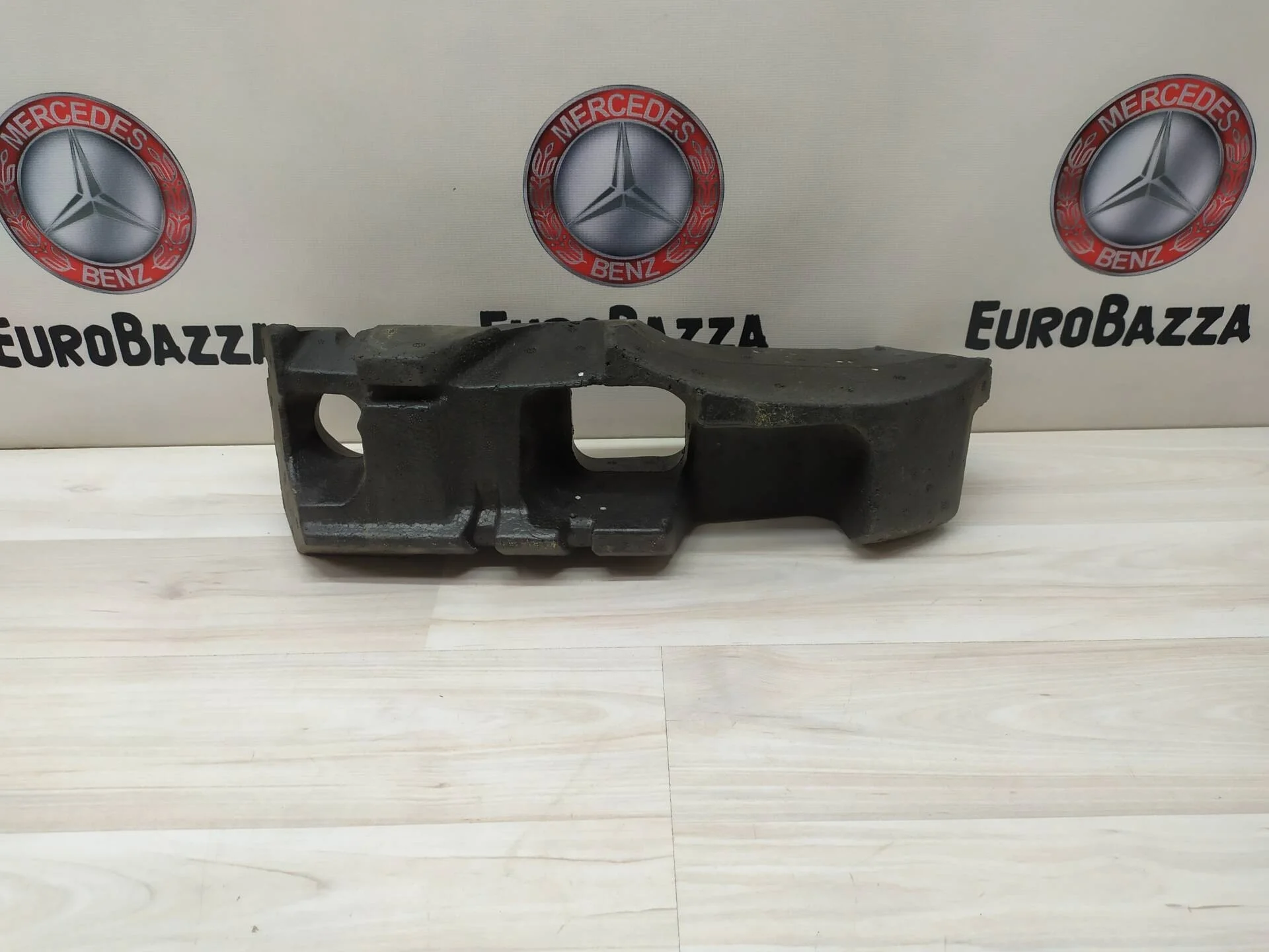 Наполнитель переднего бампера правый Mercedes W219