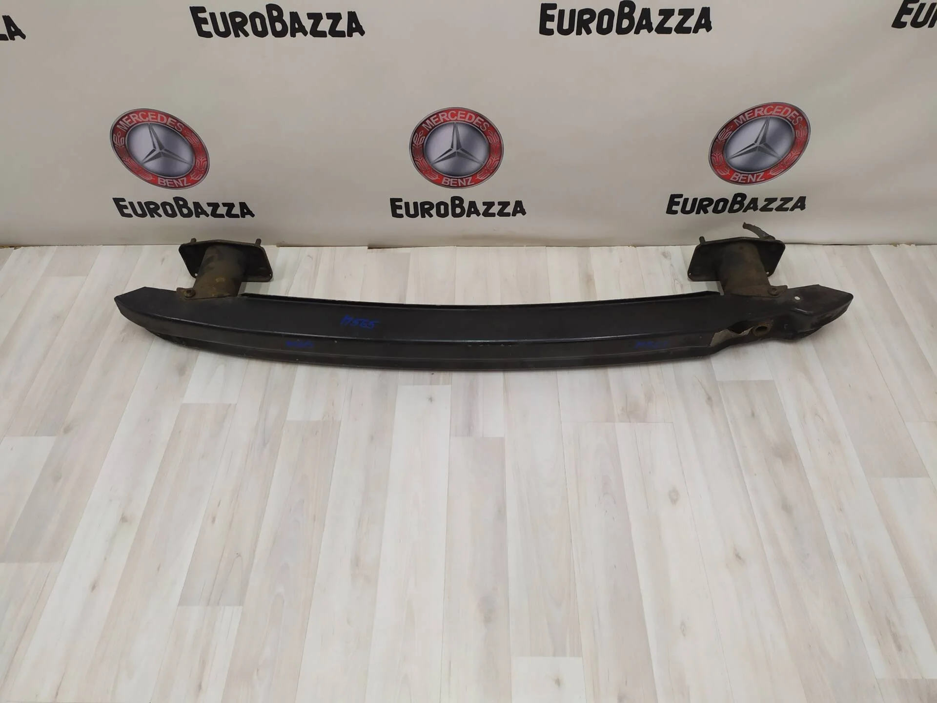 Усилитель бампера Mercedes W219