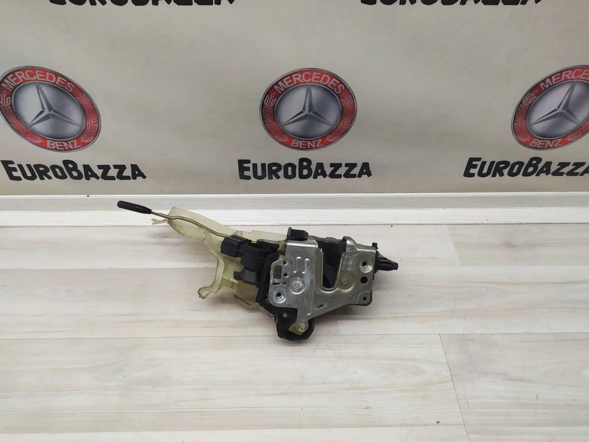 Замок двери левый Mercedes W208