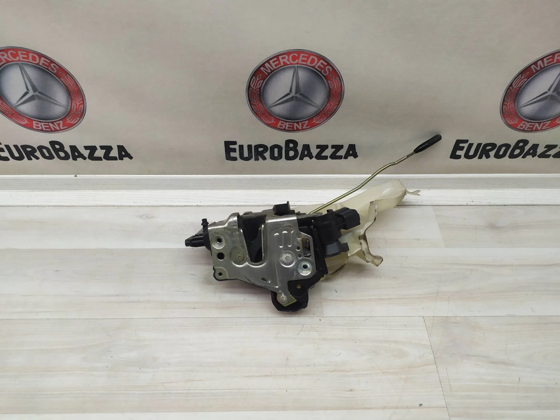 Замок двери правый Mercedes W208