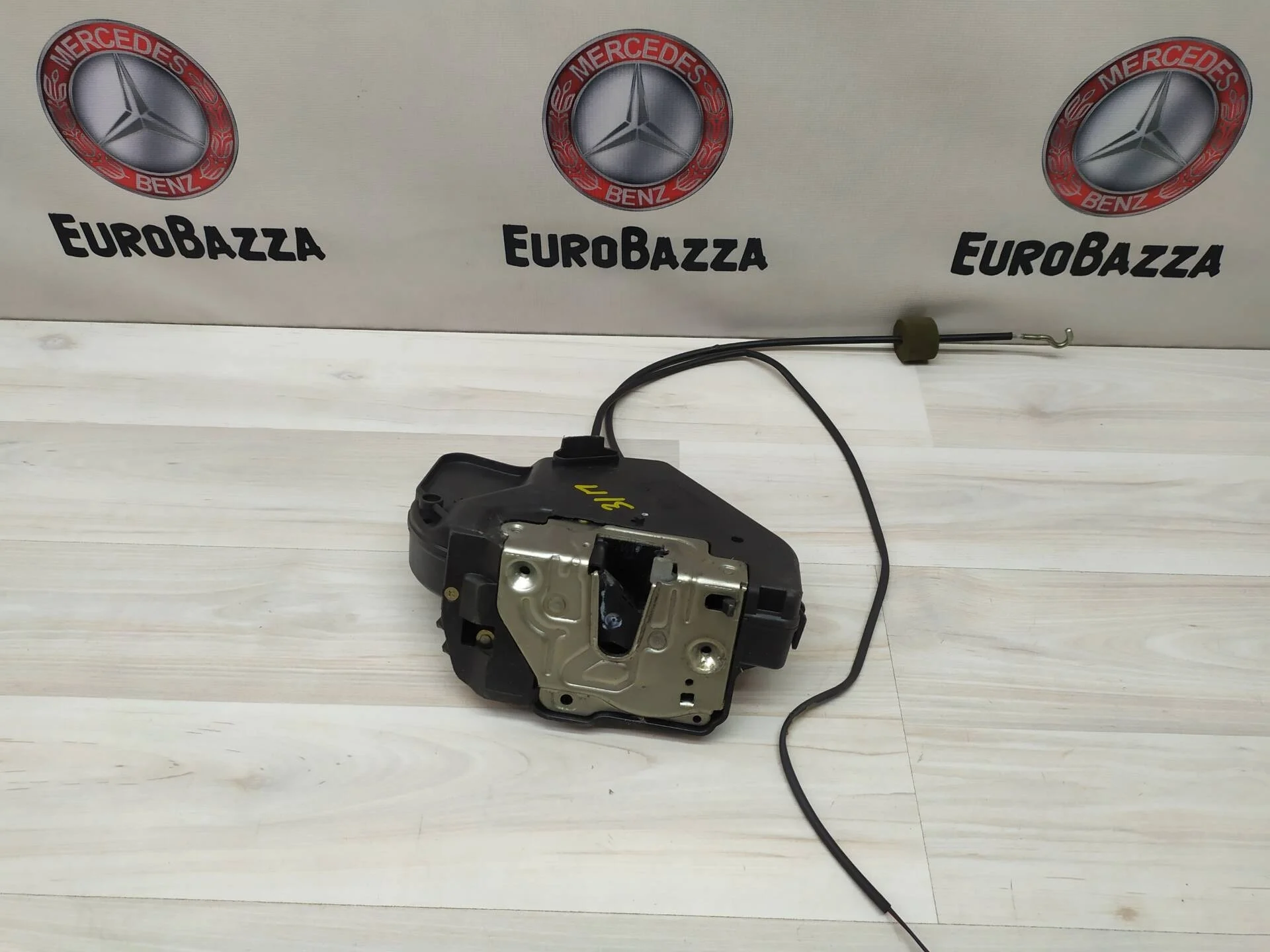Замок двери задний правый Mercedes W203