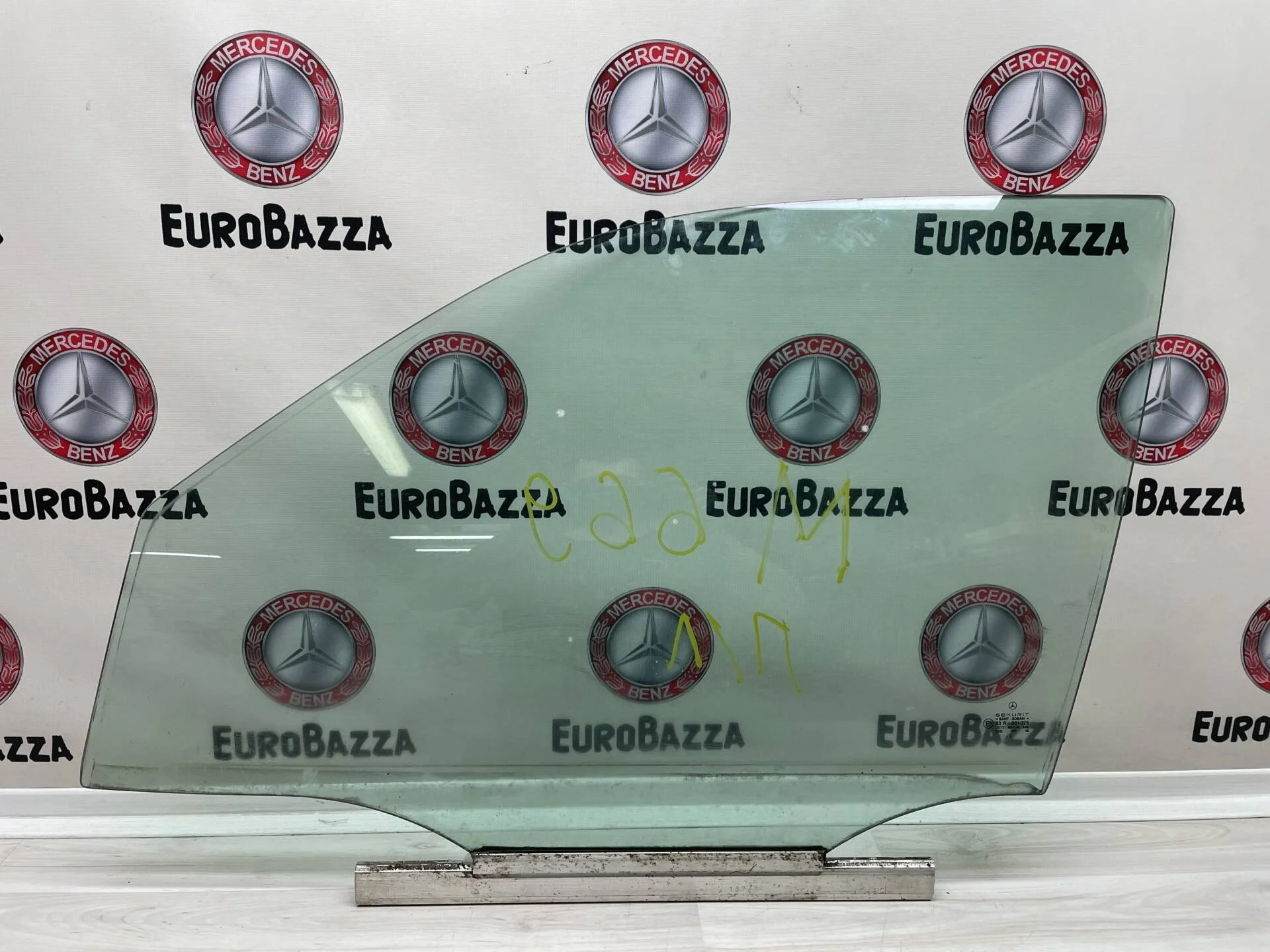 Переднее левое стекло Mercedes W210