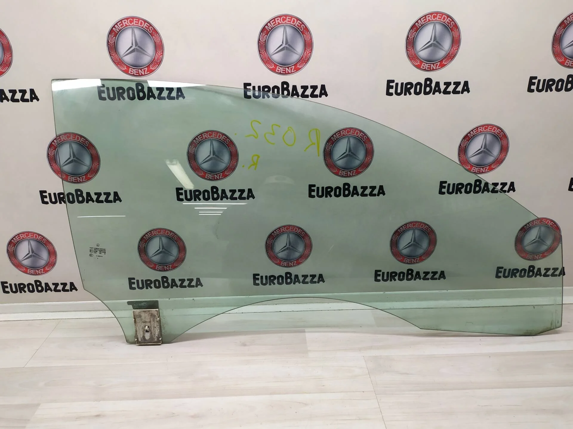 Стекло переднее правое Mercedes W209 CLK