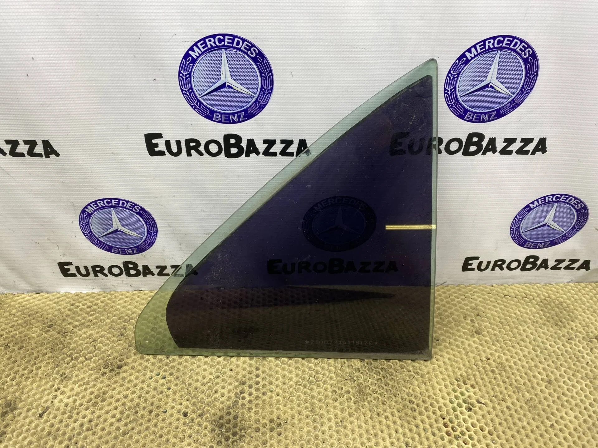 Стекло задней правой двери Mercedes W210