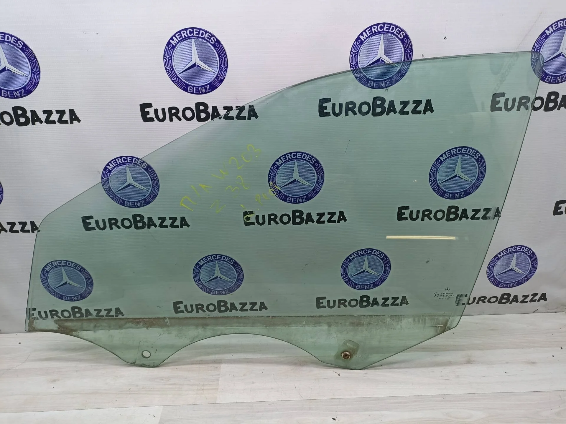 Стекло двери передней левой Mercedes W203