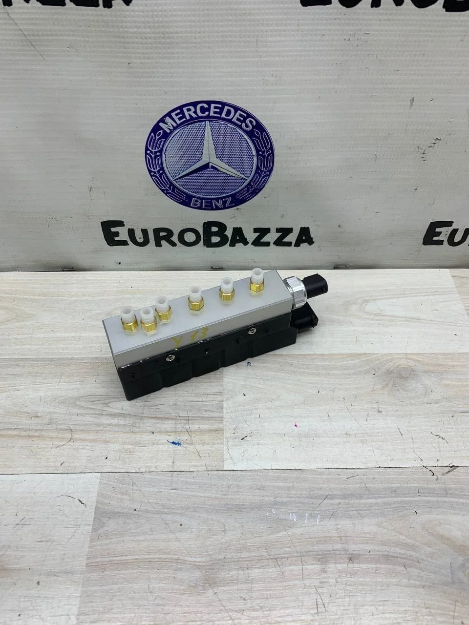 Блок клапанов пневмоподвески Mercedes W220
