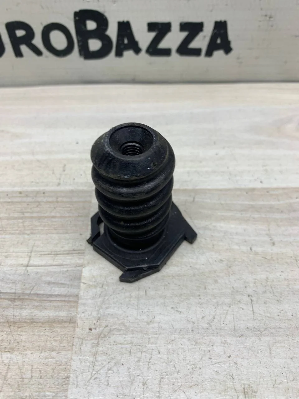 Держатель запаски Mercedes W124