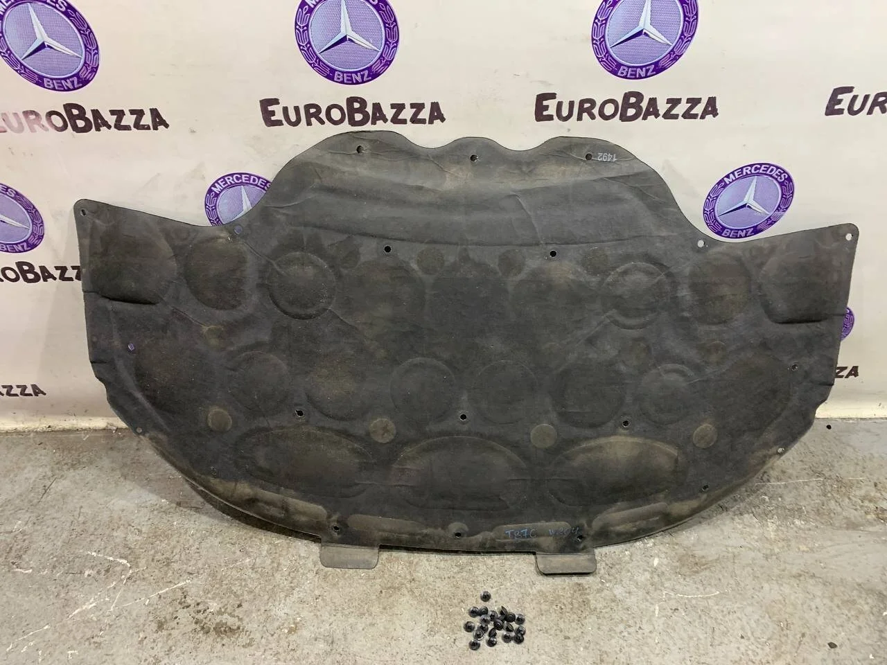 Шумоизоляция капота с креплениями Mercedes W204