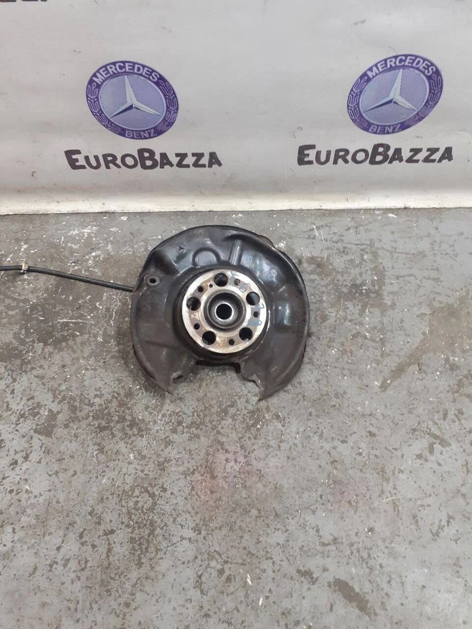 Кулак задний левый Mercedes R171